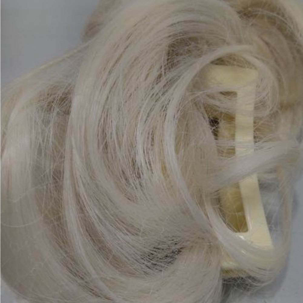 Blonde Clip-In Messy Bun Hairpiece - Natural Look - Picture 5 of 6